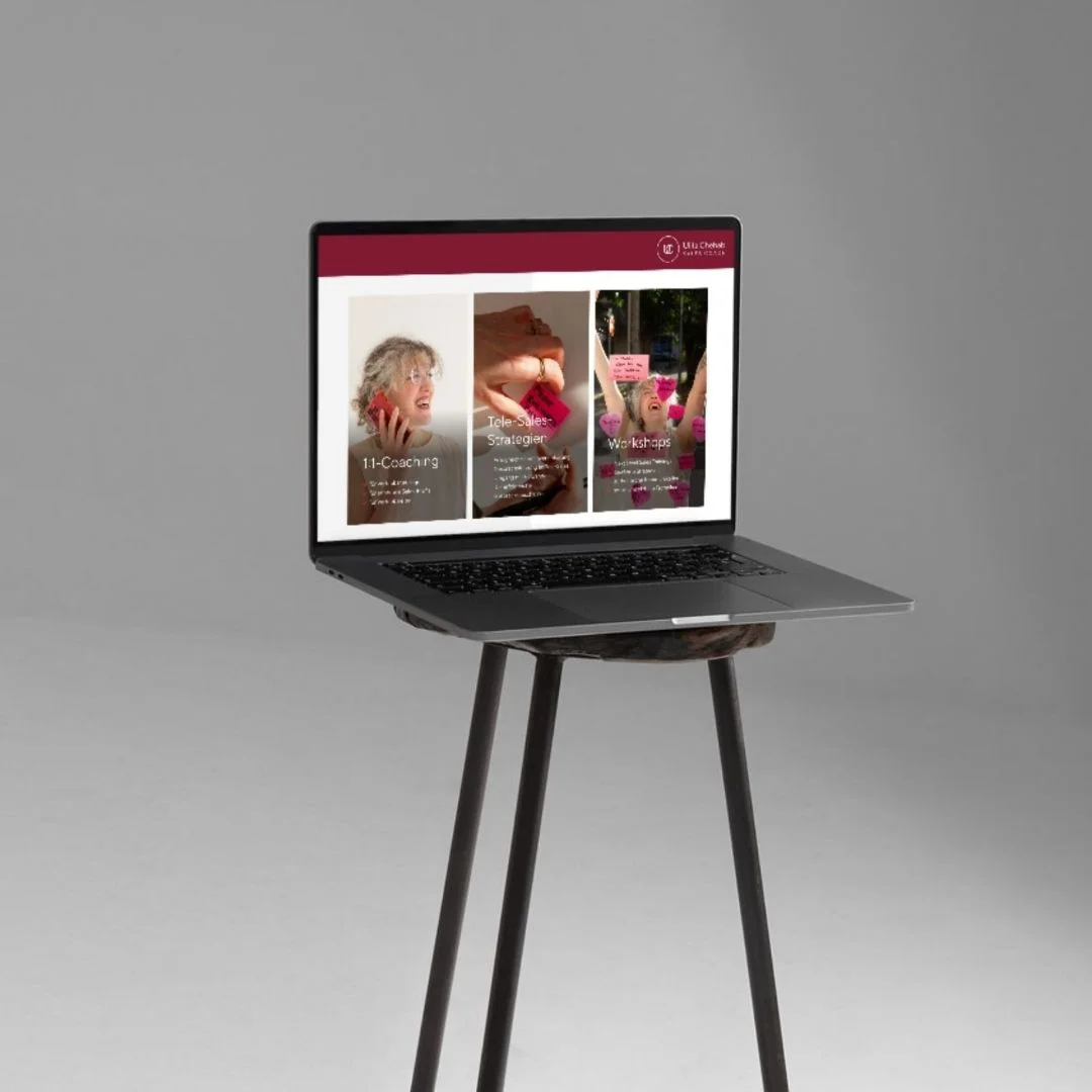 Laptop auf einem schlichten Hocker zeigt eine geöffnete Website mit leuchtenden Farben und ansprechenden Visuals – Symbolbild für erfolgreiche Kundenansprache durch Webdesign.