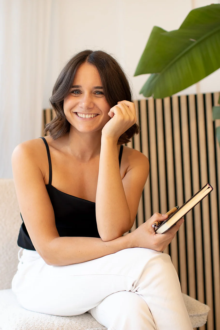 Pia Steffens von Save Creations sitzt lächelnd mit Tablet in der Hand – Einladung zum kostenlosen Branding Workshop.