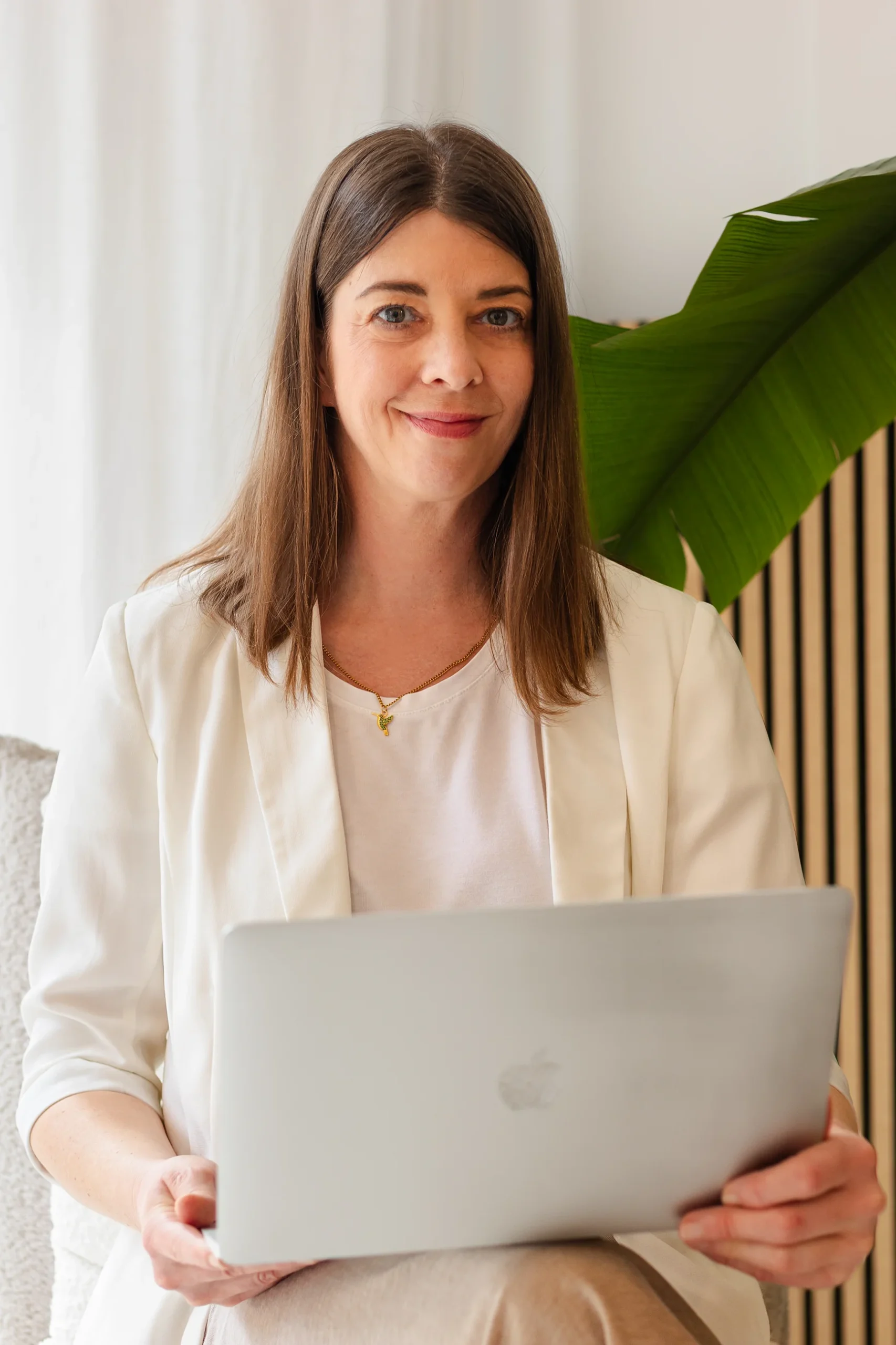 Nadine Iking von Save-Creations im Office mit Laptop – Team für Premium Branding & Webdesign